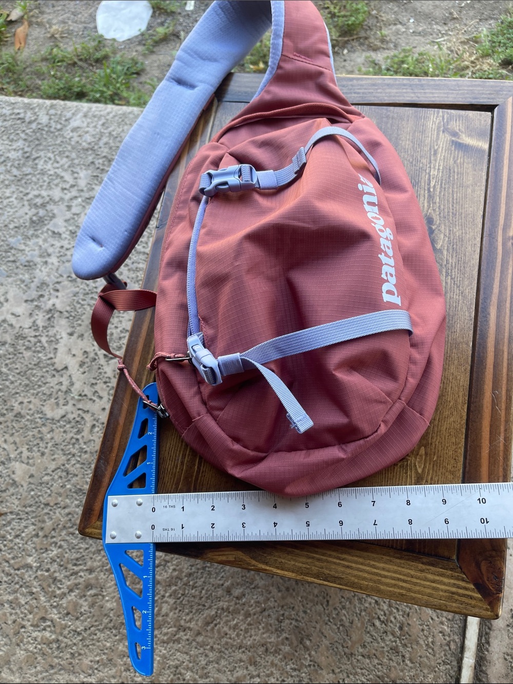 Patagonia Atom Sling Bag 8L Pack in Rust Red *Note Does Has Some Stains - Picture 8 of 8